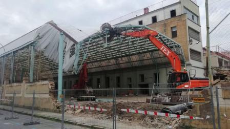 La demolición de Salesianos comienza por su pista cubierta