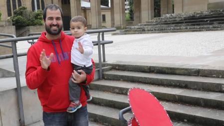 Sacaron a la calle patinetes, pelotas y bicicletas. Pero también lucieron sonrisas y una mezcolanza de cautela que compartieron con sus padres. Manteniendo las distancias, miles de menores de 14 años experimentaron qué significó romper una cuarentena que les ha privado de amigos, colegio y una familia al completo desde el 15 de marzo. Este domingo, todo cambió. Al menos para el primer paso.
