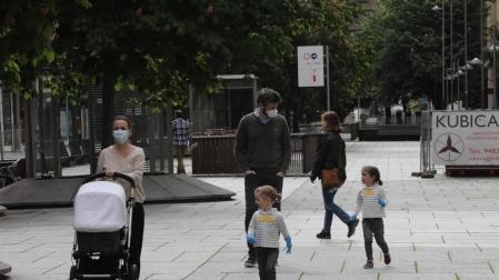 El primer día en el que se permite la salida de menores acompañados a la calle, durante una hora, está transcurriendo con normalidad en Navarra, salvo algunas aglomeraciones de personas en determinadas zonas de Pamplona, han informado fuentes policiales.