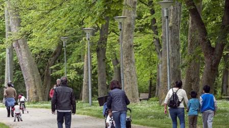 El primer día en el que se permite la salida de menores acompañados a la calle, durante una hora, está transcurriendo con normalidad en Navarra, salvo algunas aglomeraciones de personas en determinadas zonas de Pamplona, han informado fuentes policiales.
