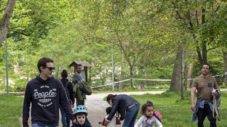 El primer día en el que se permite la salida de menores acompañados a la calle, durante una hora, está transcurriendo con normalidad en Navarra, salvo algunas aglomeraciones de personas en determinadas zonas de Pamplona, han informado fuentes policiales.
