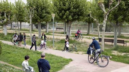 El primer día en el que se permite la salida de menores acompañados a la calle, durante una hora, está transcurriendo con normalidad en Navarra, salvo algunas aglomeraciones de personas en determinadas zonas de Pamplona, han informado fuentes policiales.