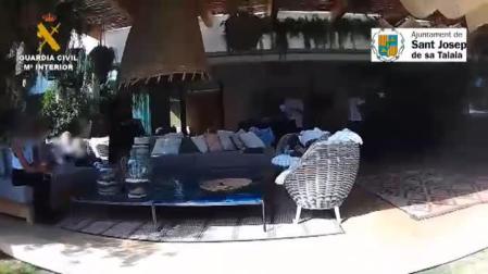 Vídeo: La Guardia Civil irrumpe en una fiesta ilegal en Ibiza