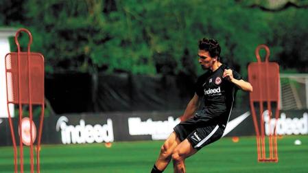 Lucas Torró, totalmente recuperado de su lesión, golpea el balón durante un entrenamiento la semana pasada en los aledaños del estadio Commerzbank-Arena.