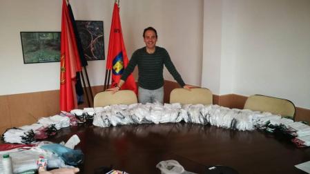 El alcalde de Oteiza, Rubén Martínez, con el millar de mascarillas.