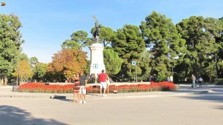 La fuente del Ángel caído, una de los monumentos más originales del Parque del Retiro.