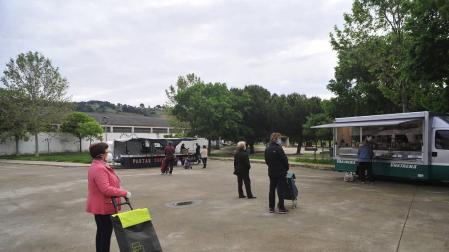 Peralta retoma el mercadillo con una mayor separación de puestos