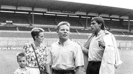 Sammy Lee observa El Sadar, junto a su hijo Mattius, mientras detrás conversan la mujer del inglés y Robinson.