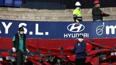 Las obras del estadio avanzan con la retirada de los asientos y las cubiertas