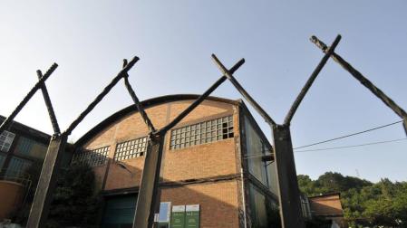 Exterior de una de las naves de Arcelor Mittal.