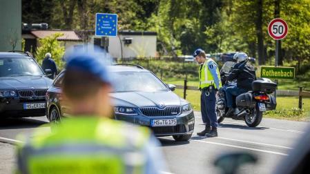 La policía neerlandesa realiza controles en la frontera con Alemania de la ciudad de Vlodrop.