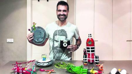 El profesor Sergio Moleres Tabar, tutor de 1º de Primaria en el colegio Sagrado Corazón, con materiales para hacer manualidades en su casa.