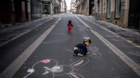 Una niña pinta una calle en Nantes.