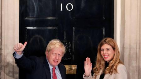 Boris Johnson y su novia Carrie Symonds, frente al 10 de Downing Street.