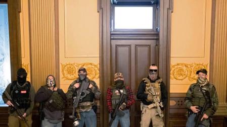 Hombres armados protestan en el Capitolio de Michigan contra confinamiento