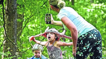 Dos niños y su madre disfrutan de un paseo por un bosque en Baal, Alemania.