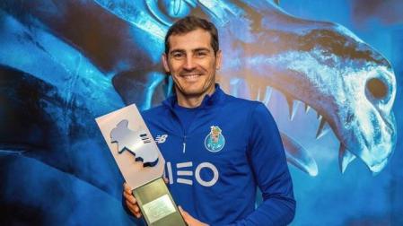 Iker Casillas posa con el trofeo de mejor portero en Portugal.