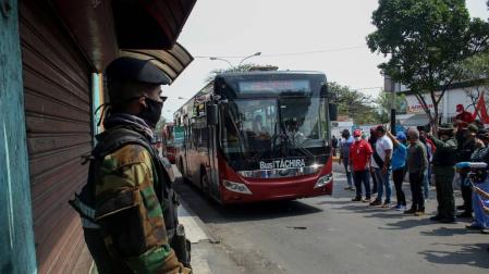 Un miembro de la guardia bolivariana de Venezuela vigilando la calle