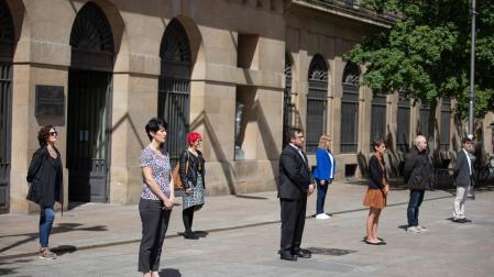 Representantes del Gobierno guardan tres minutos de silencio por los fallecidos
