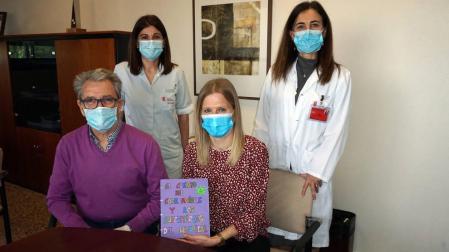 Ainhoa Lizuain, sentada con su libro junto a Pepe Alfaro. De pie, de izquierda a derecha: Lorena García Pérez (supervisora de la 4ª planta del Hospital Reina Sofía de Tudela y jefa de unidad de enfermería de Cuidados a Mujer, Adolescente y Niño) y Ana Beamonte Aréjula (gerente del Área de Salud de Tudela).