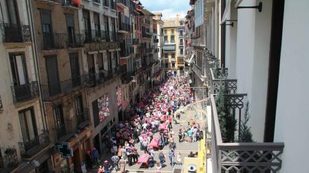 La calle Chapitela de Pamplona en una edición anterior de la Fiesta del Rosado.