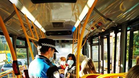 Pamplona reparte 15.000 mascarillas entre los usuarios del transporte público
