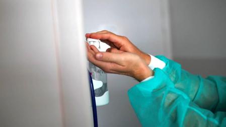 Un sanitario usa gel hidroalcohólico.