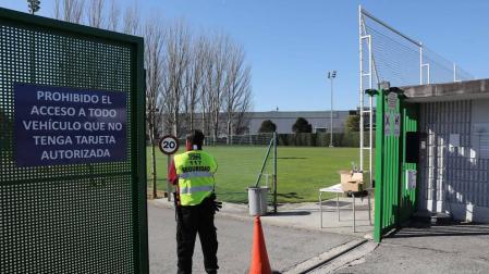 Personal de seguridad controla la entrada de gente en Tajonar.