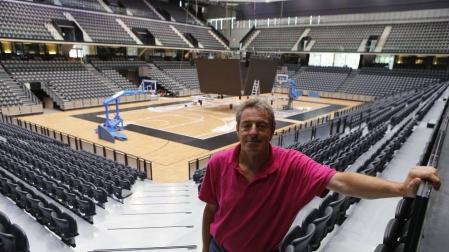 El presidente de la Federación Navarra de Baloncesto, Pablo Bretos, en las gradas de la pista central del Navarra Arena.