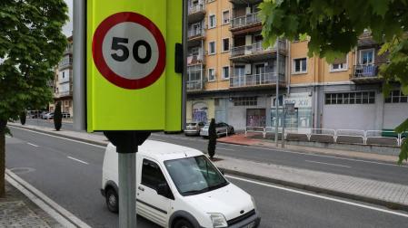 Con 233.000 vehículos menos, los radares multan a 200 conductores más