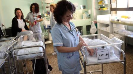 Una sanitaria atiende a un bebé recién nacido en la planta de maternidad del Hospital Reina Sofía.