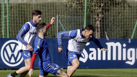 Kike Barja trata de arrebatar el balón a Unai García ante la presencia de Nacho Vidal, ayer en el entrenamiento celebrado en Tajonar.