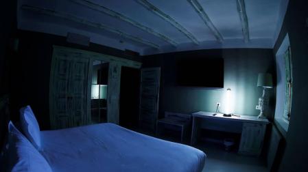 Desinfección con una lampara ultravioleta de una de las habitaciones del hotel El Toro