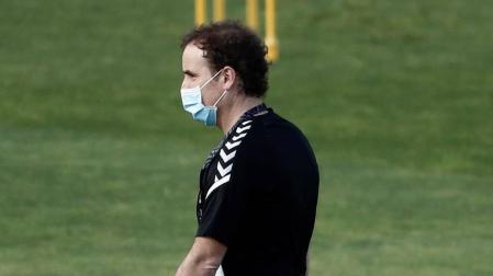 Fotos del primer entrenamiento de Osasuna este viernes en las instalaciones de Tajonar donde los jugadores del primer equipo han regresado después de 56 días en los que se cesó la actividad. La entidad rojilla ha establecido un riguroso protocolo sanitario autorizado por el Ministerio de sanidad y difundido por el Consejo Superior de Deportes. Solo se permite la entrada a las instalaciones al personal debidamente acreditado no siendo autorizada la entrada a los medios de comunicación.