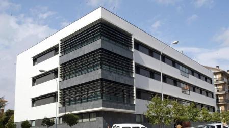Desalojan la clínica Padre Menni por un incendio en la tercera planta