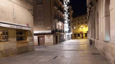 Bares cerrados y muy poca gente en calles de Pamplona durante esta madrugada