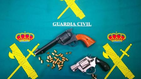 El autor de los disparos se personó voluntariamente en la comisaría e hizo entrega de dos armas de fogueo