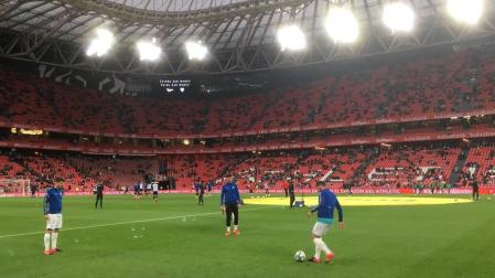 Los jugadores de Osasuna calientan antes del inicio del partido.