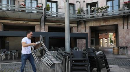 Daniel Errea, de la cervecería La Quinta, apila las sillas de su terraza en la plaza de Yamaguchi.