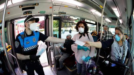 Comienza el reparto de mascarillas para usuarios del transporte en Navarra