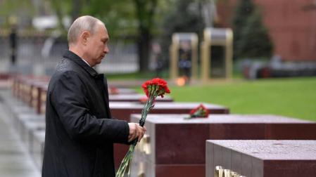 Putin deposita flores sobre la tumba del Soldado Desconocido.