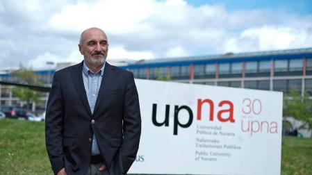Humberto Bustince, físico y matemático nacido en Ujué, delante del aulario de la UPNA, en una imagen del año pasado.