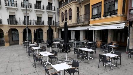 Imágenes de algunas de las terrazas del centro de Pamplona, que ultiman sus preparativos antes de su reapertura.