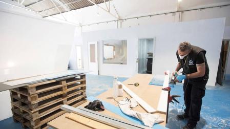 Un estudiante de la UN diseña mamparas para evitar contagios en espacios abiertos