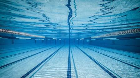 Interior de una piscina.