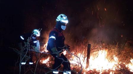 Bomberos, en el incendio del monte Bagordi.