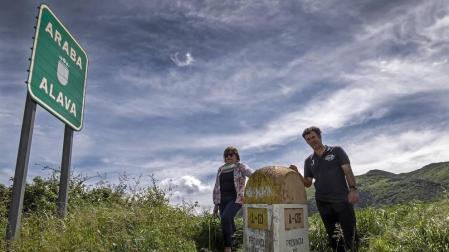 Junto al mojón de la divisoria entre Navarra y Álava, María Asun Landa Gil y Alberto Arriaga, edil y alcalde de Genevilla, respectivamente