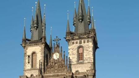 Beatriz Albéniz, con máscara y un amigo, en la iglesia de Tynska, en la plaza de la Ciudad Vieja de Praga.