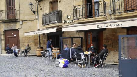 Este lunes, Navarra ha entrado en la fase 1 de la desescalada y numerosos comercios y terrazas de toda la Comunidad foral han reabierto sus puertas.