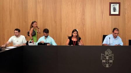 Tres de los investigados en el caso. De pie, Carolina Potaú. En el centro, Estefanía Clavero, y a la derecha, José A. Andía. También en la imagen, Javier Marquínez, actual edil de Navarra Suma.